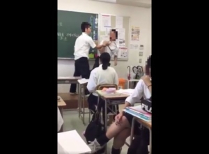 男性教諭に暴行　博多高校